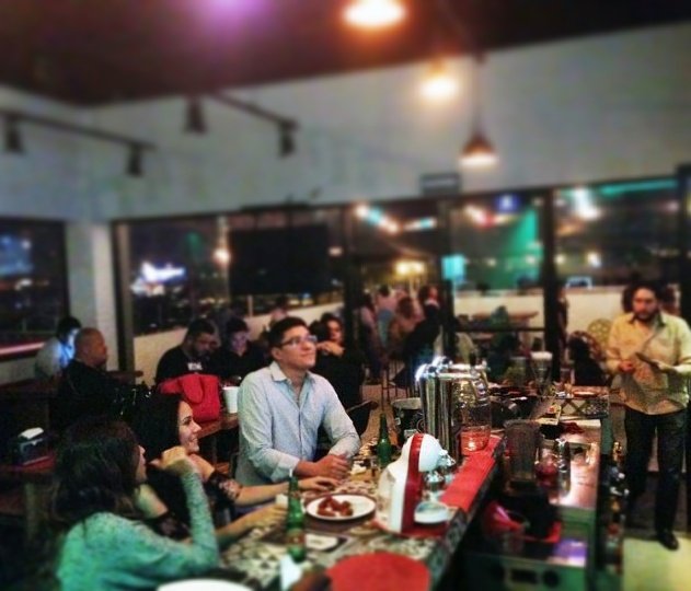DonLibandoMer's tweet photo. La noche aún es joven, como un #mezcal espadín de @mezcalamores Disfrútalo en Plaza Paseo Canek. #DonLibandoMerida #ChingateunMezcal https://t.co/IyaZVdDSXe