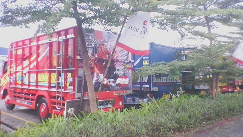 agus_SENNIA's tweet photo. kontes lukisan bak truk di halaman SENNIA phone centre solobaru , sukoharjo -- sabtu, 25 maret 2017 -- https://t.co/nbdhpTJUbg
