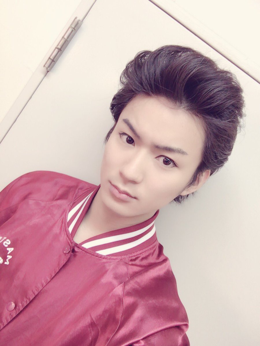 山木 透 昨日のマチネ前 ヘアメイクの西村さんに遊ばれました リーゼントです 昭和顔だねって色んな方に言われました 平成生まれです なんだかんだ言いつつ初めての髪型にテンション上がってキメ顔で写真とりました 本編の大村洋一とは一切関係