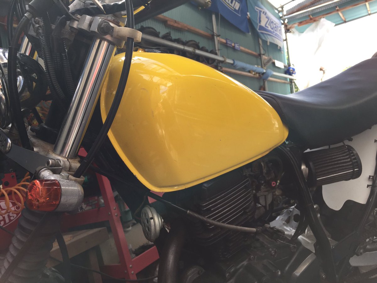 TW200J's tweet photo. 最後にTWタンク取付位置のナットの穴をノコギリでぶった斬るw
スポッとハマってシート固定でフィニッシュ！
良い感じね🙄
超簡単だった👏 https://t.co/GbIVW3URty