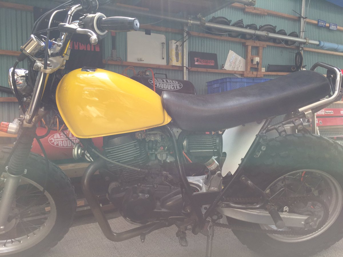TW200J's tweet photo. 最後にTWタンク取付位置のナットの穴をノコギリでぶった斬るw
スポッとハマってシート固定でフィニッシュ！
良い感じね🙄
超簡単だった👏 https://t.co/GbIVW3URty