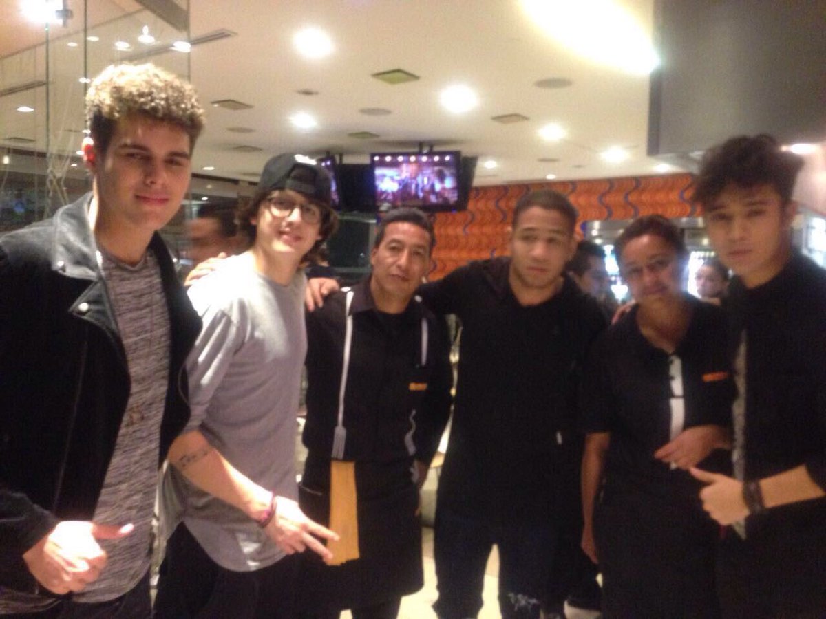 ElCalifaMx's tweet photo. "La noche está para un reggaetón lento y unos tacos al pastor" 🎶 gracias a la visita de @CNCOmusic en #Palmas 🎶 #Califan #ElTacoEsLoNuestro https://t.co/k3eNCGNvWd