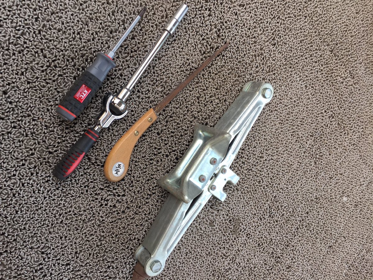 TW200J's tweet photo. ブロンコタンク加工取付① https://t.co/Rx0lyfwbUH