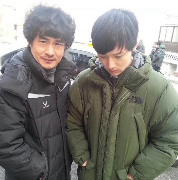 byh_useless's tweet photo. 변요한은 영화<들개>에 오형사역으로 함께나온 배우 오창경과 2014BIFF에서 다시 만나 같은 포즈로 찍은 사진이 있다. https://t.co/3i6C5pTwaN