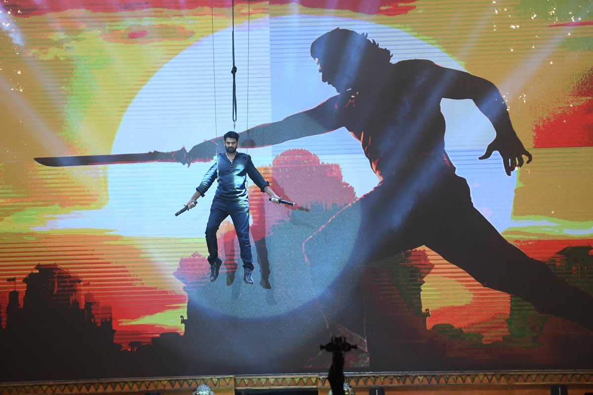 PrabhasRaju's tweet photo. Aattttttt #Prabhas entry #goosebumps moment for everyone 💪
#Baahubali2PreReleaseEvent 
Watch here - https://t.co/Wt40HI6JO0
@BaahubaliMovie https://t.co/ZeJRbmsPMo