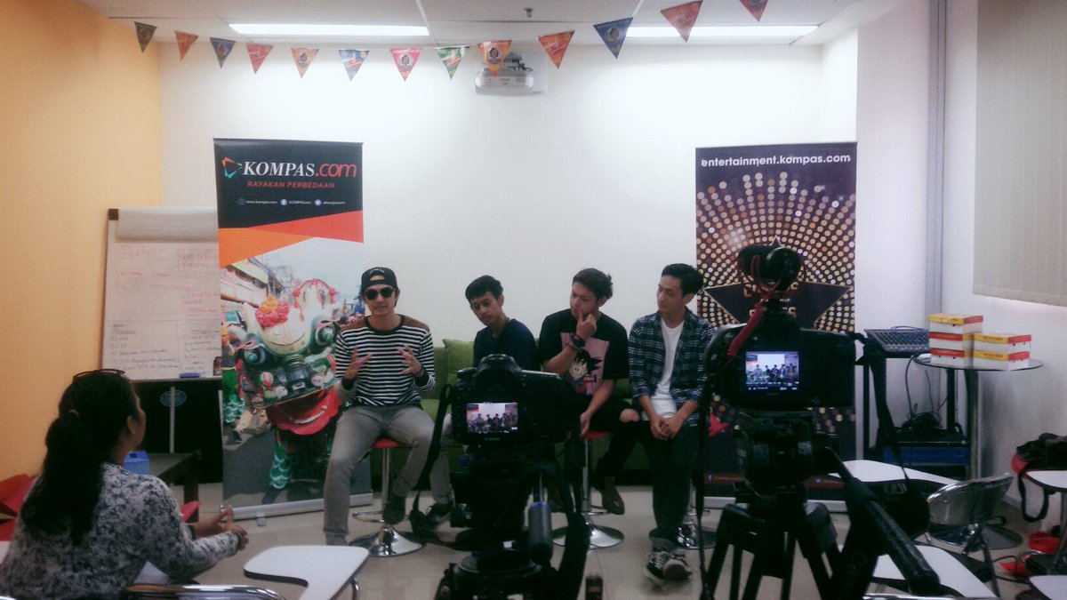 HIFRIDAYBand's tweet photo. Langsung lanjut ke @kompascom #Anaksekolah @MusicaStudios https://t.co/tHFbZd7ZWg