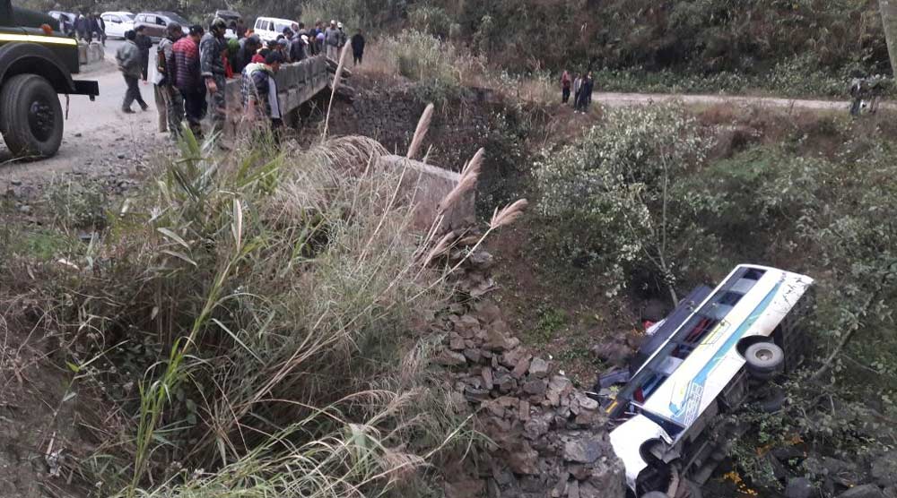 eesanjenews's tweet image. &amp;gt; ಮಣಿಪುರದಲ್ಲಿ ಬಸ್ ಕಾಲುವೆಗೆ ಬಿದ್ದು 12 ಮಂದಿ ದುರ್ಮರಣ 
Read ;  goo.gl/LFjRuh

#10dead #busaccident #Dimapur #Imphal #touristBus