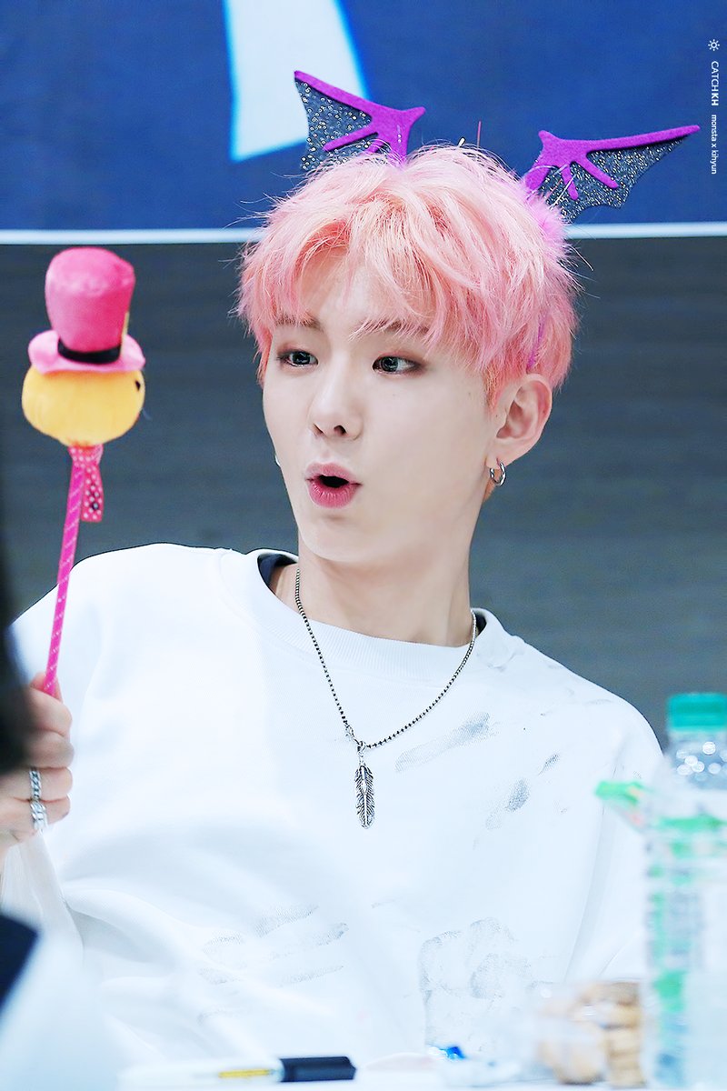 MonMayX's tweet photo. @Paucynical Como tu nueva amiga monbebe permitime responder a tu tweet fijado con fotos de Kihyun con el pelo rosado ahrre https://t.co/ewdp9cs1aI