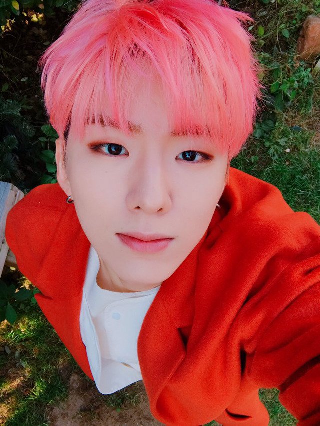 MonMayX's tweet photo. @Paucynical Como tu nueva amiga monbebe permitime responder a tu tweet fijado con fotos de Kihyun con el pelo rosado ahrre https://t.co/ewdp9cs1aI