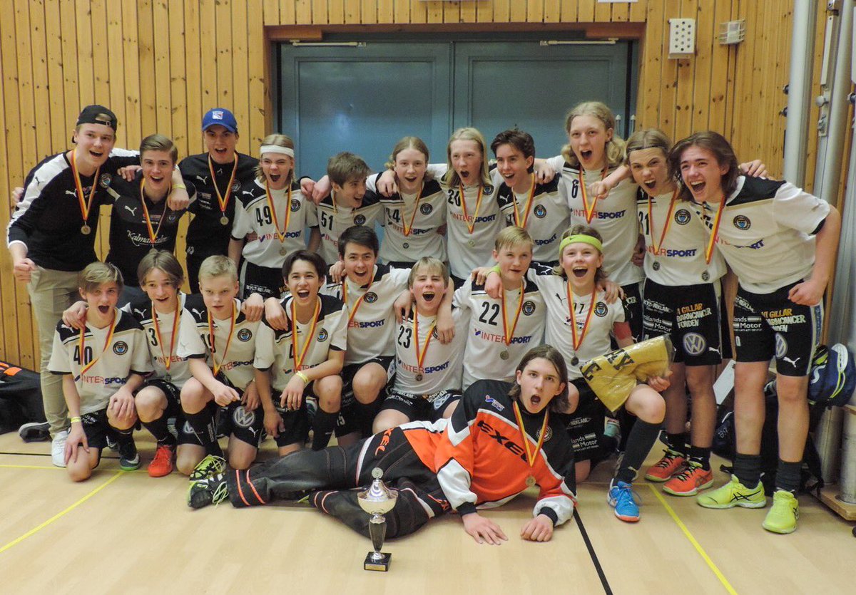 CarinJanefrid's tweet photo. Grattis till guldkillarna i FBC Kalmarsund U. Segrare i #fairplaycup2017 i P02. 🏆😄#fbckalmarsund #innebandy #kalmar #färjestaden https://t.co/sD0bBJtase
