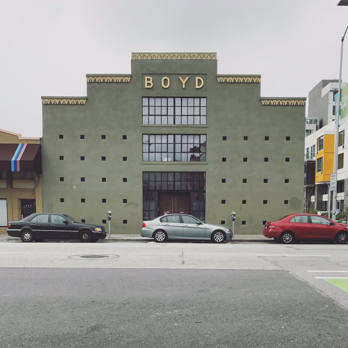 Raftazzi's tweet photo. BOYD #facade #building #architecture #shape #golddetails #typography #green #greenandgold #sf #sanfrancisco #sfsoma #sunday https://t.co/bF0x2vFSxk