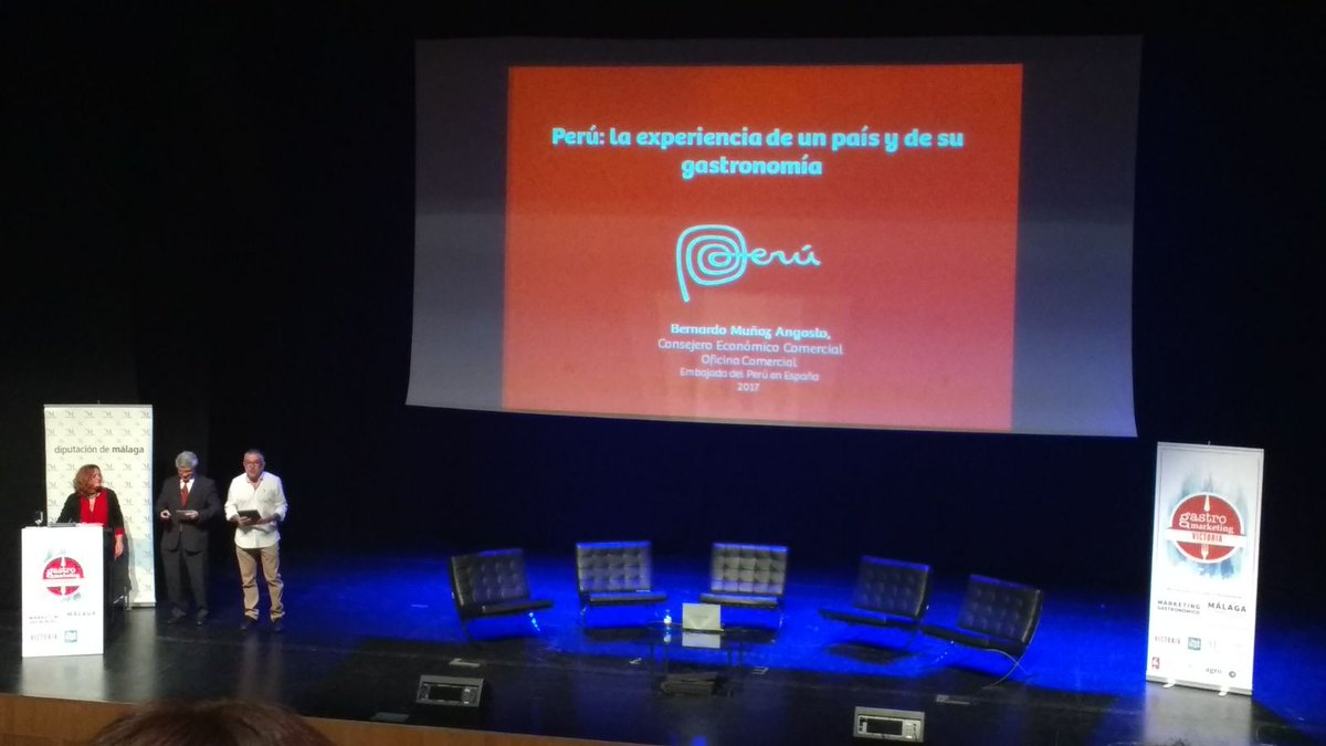 LaSuiteComunica's tweet photo. Bernardo Muñoz nos explica cómo descubrir un país a través de su gastronomía. #GastroMLG17 #LaSuiteComunica #LaSuiteGastronomy https://t.co/1Yb0WfkqWs