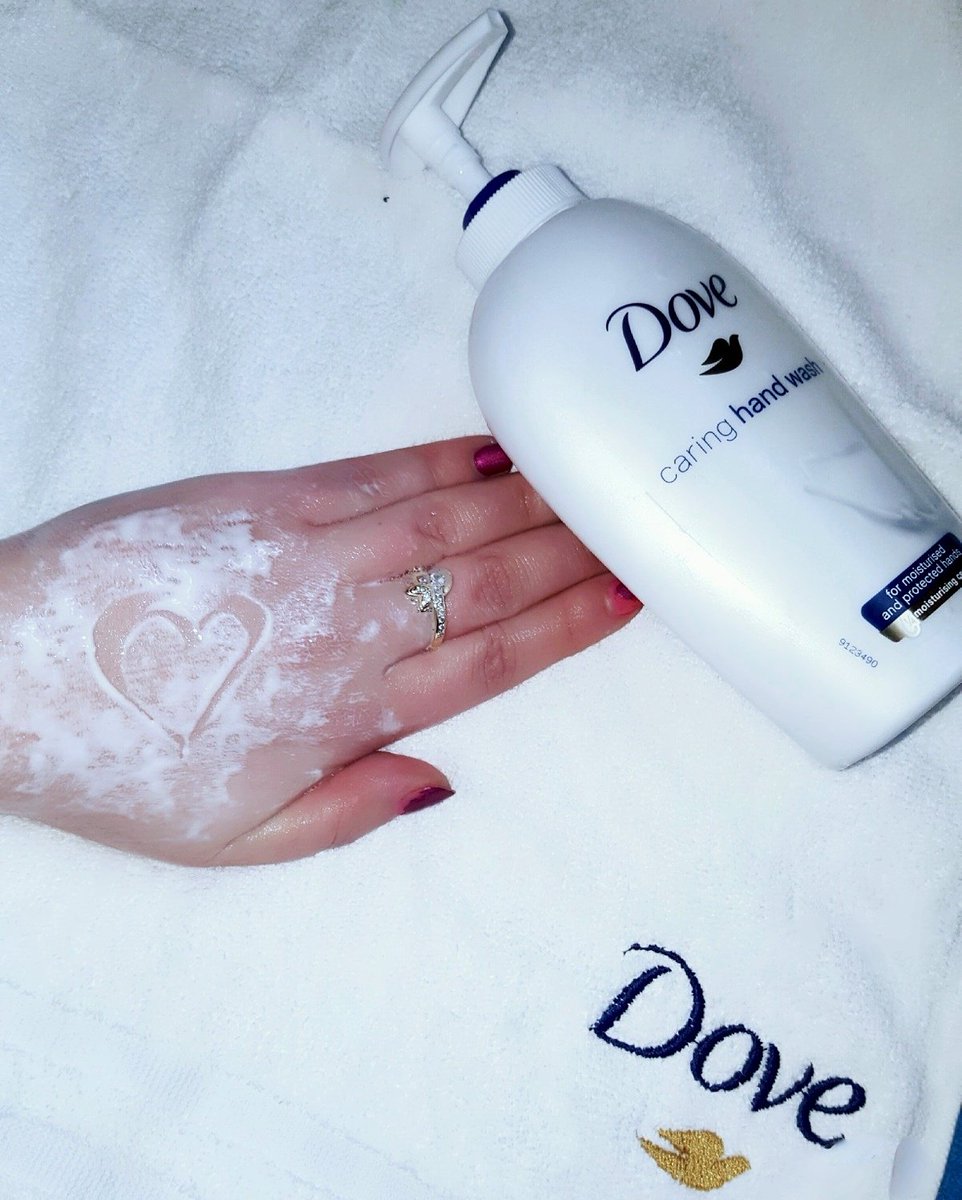 PatrausanuEmma's tweet photo. I ❤ sapunul-crema lichid Dove cu 1/4 crema hidratanta !Acest sapun curata delicat piela si o lasa fina si hidratata ! #buzzdove @Dove https://t.co/ZgoY0YUbve