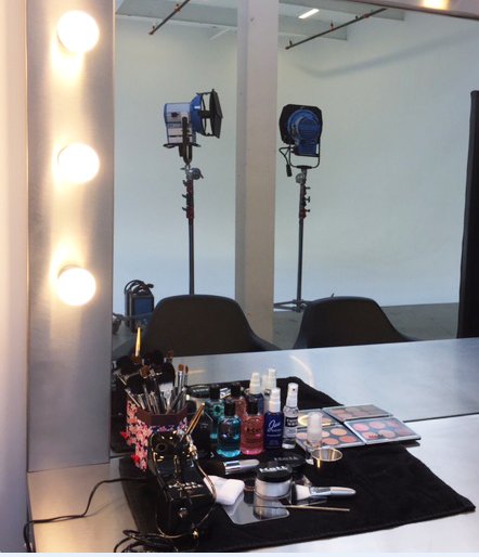 kettcosmetics's tweet photo. All Sett up and ready to go with Kett Cosmetics! #makeupartistlife #mondaymorning #itbegins #timeforbeauty #kettonsett #workingmakeupartist https://t.co/6phpVTaS93