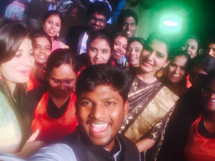 Sam_Fanatics's tweet photo. @Samanthaprabhu2 with fans clicking selfie 🤳 https://t.co/G0f6Es1bwY
