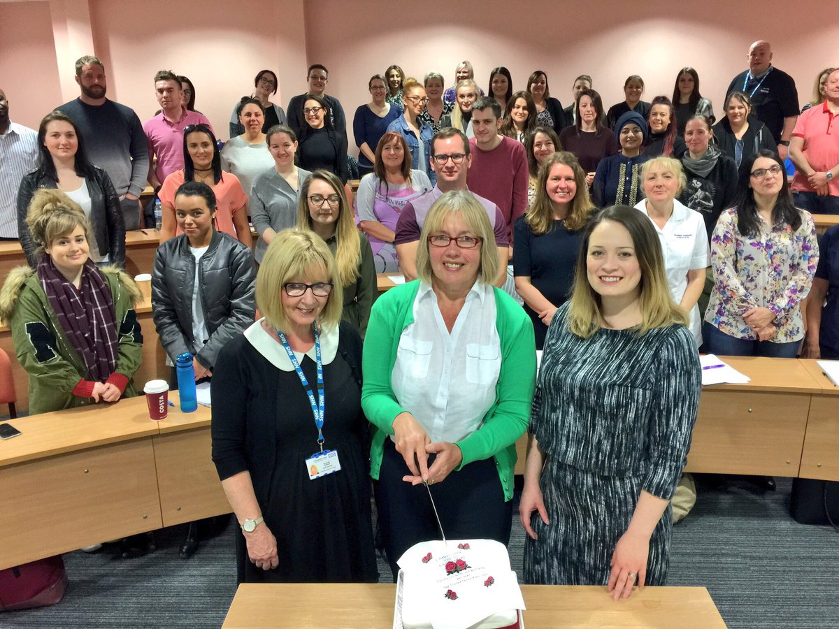 UCLanNurses's tweet photo. It's not a Welcome Celebration without cake! Thank you @anpscholar, spoiling the new Nursing Associates on their first day! #UCLanNAs https://t.co/nlkgXbC1tF