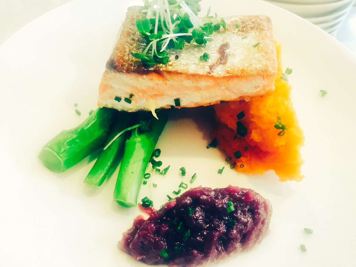 TweetnEatDublin's tweet photo. @TwitterDublin Kick start your week the right way #Salads #GrilledChicken #Steamed Salmon l#TenderstemBroccoli #RoastedPineapple https://t.co/wxc77izsZT