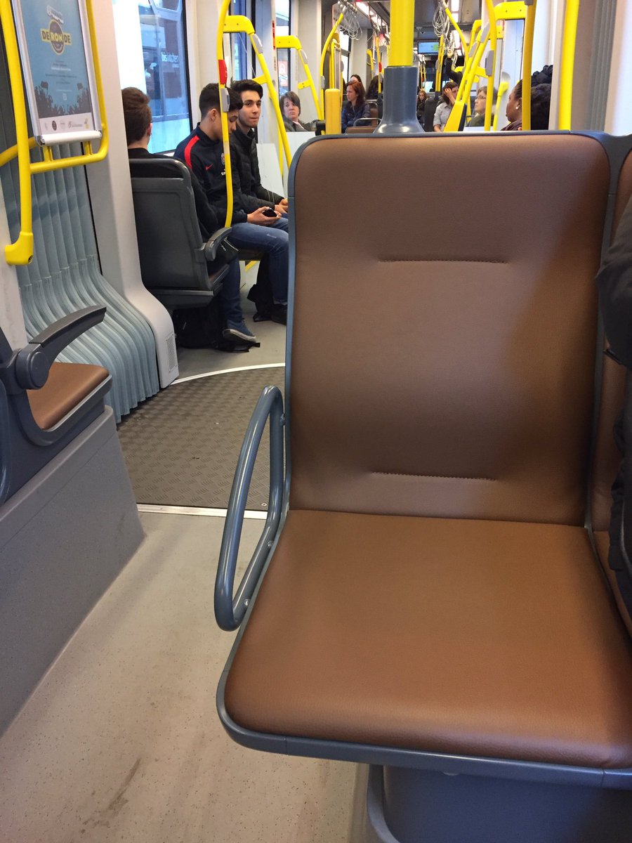 Bruine neplederen zittingen in tram 1, oelala :-) Nieuwe zetelbekledingen overal <a href="/delijn/">De Lijn</a> ?