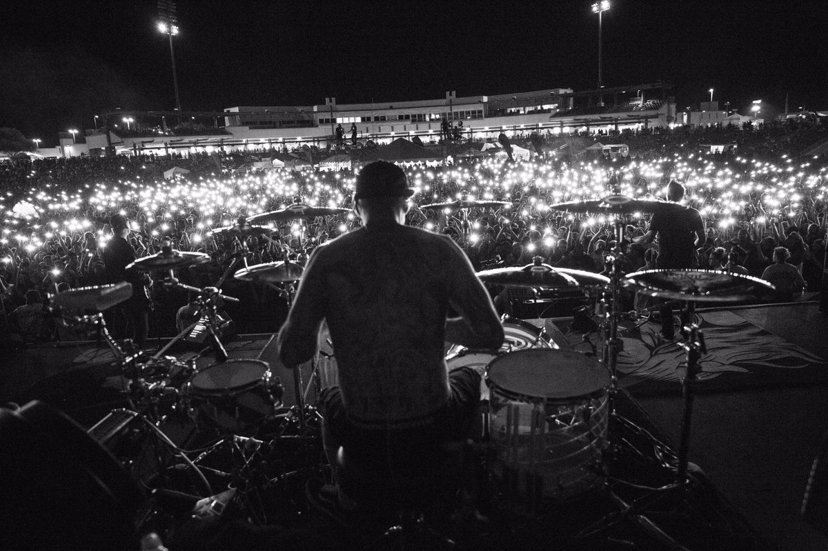 blink182's tweet photo. Home is such a lonely place without you. 🔦🔦🔦 // 📸 @robertnoise https://t.co/rqXAUS0cLH