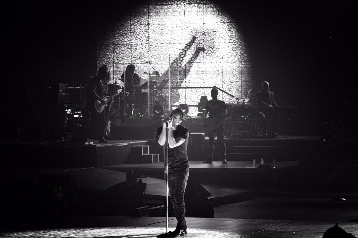 IlaBoraso's tweet photo. @CremoniniCesare Cesare ti auguro un felice compleanno con una mia foto che ti ho scattato ad un bellissimo concerto a Padova. #AuguriCe https://t.co/tcPJi1mZva