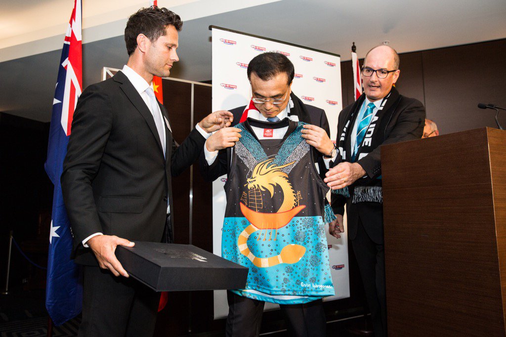 GavinWanganeen's tweet photo. Can't believe this happened! With @kochie_online B4 @PAFC win @scg presenting a Guernsey I designed to Premier Li 🇨🇳 https://t.co/ZGMtvlCNw3