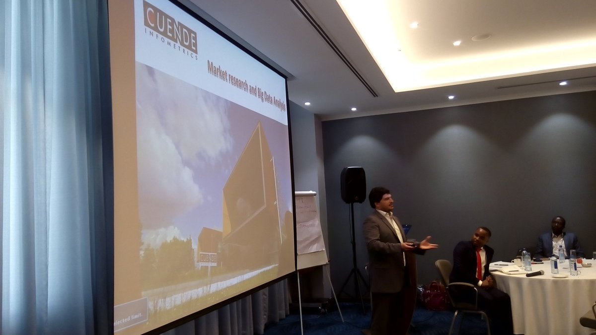 Daniel takes participants through the use of satellite imagery to track traffic intensity on every street world wide  #GeoPollOOH