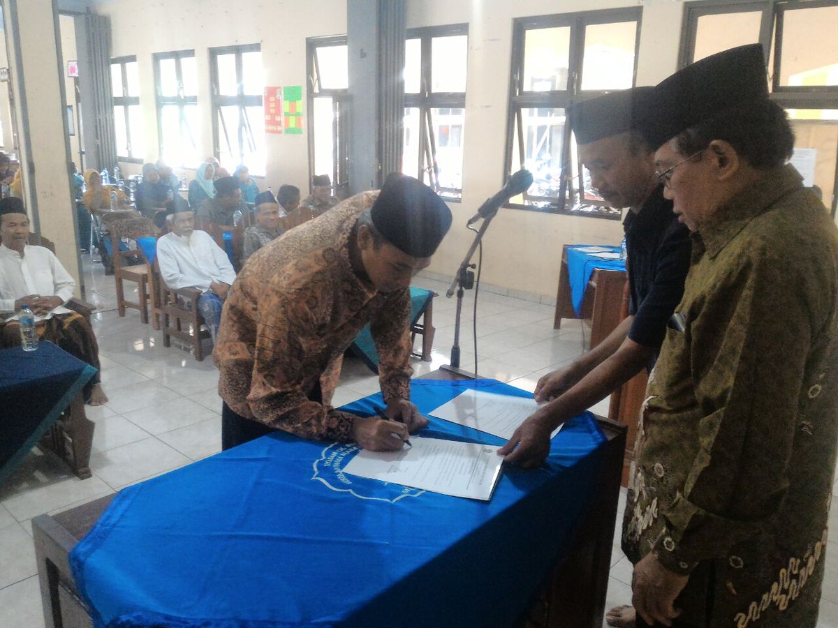 Insima_Majenang's tweet photo. Selamat atas dilantiknya H.M.Idris Hasan, Lc, Ph.D. menjadi ketua STAIS Majenang Periode 2017-2021 #STAIS https://t.co/KGOhb23pZc
