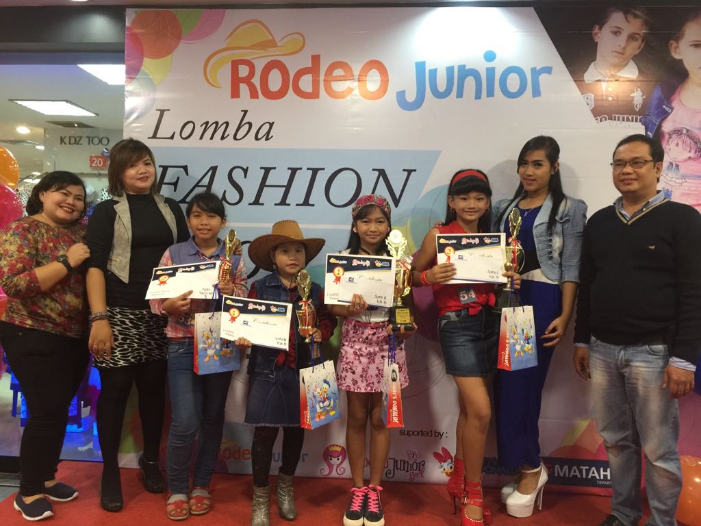 Para pemenang Lomba Fashion Show RodeoJunior &amp; <a href="/GayaMatahari/">matahari</a>(kat.B)di Medan Thamrin,5 Mar 2017.Juara1Dea R,2,Indita,3.Anisah S,Favorit,Helga