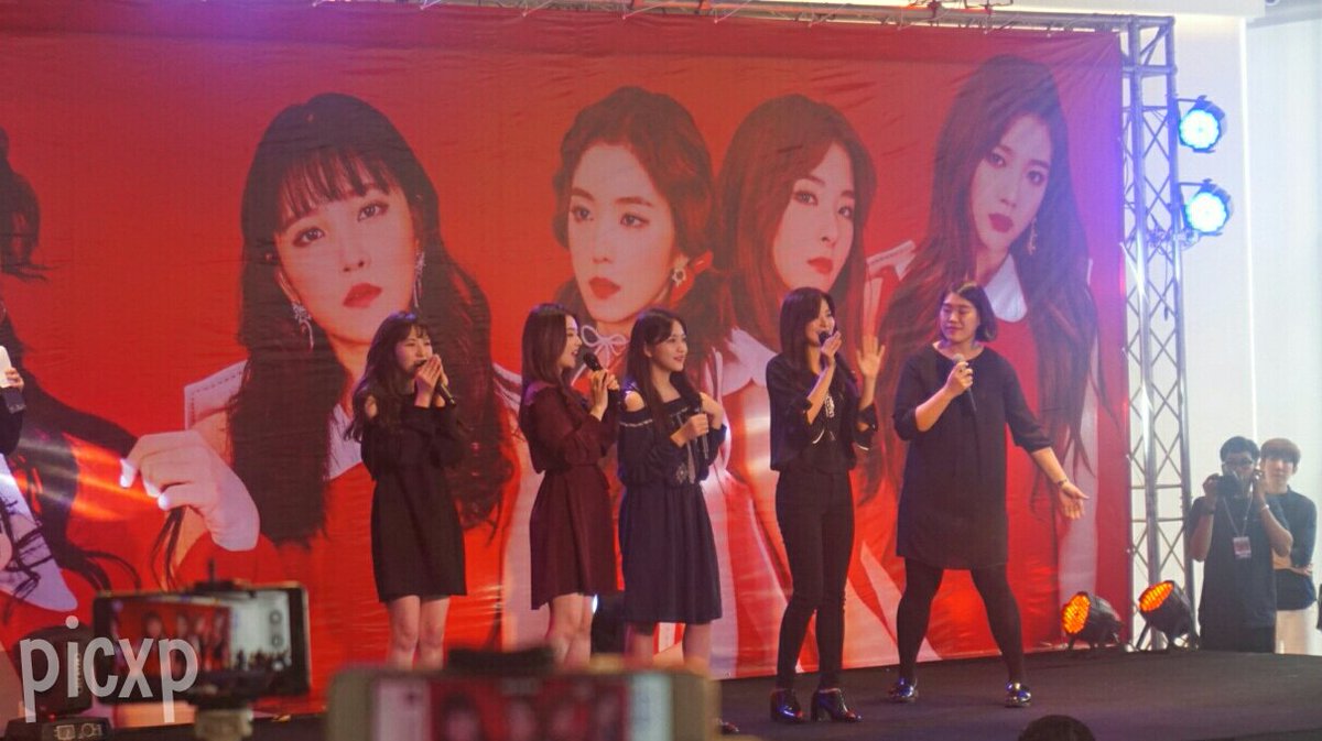 picxp's tweet photo. ฮื้อออ สาวๆน่ารักกันมากๆเลยค่ะ ต้องขอบคุณพี่ๆที่ให้ยืมเก้าอี้ ขอบคุณนะคะฮื้อออ💕💕 #REDVELVET_1st_inBKK https://t.co/lPa0IbtGVJ