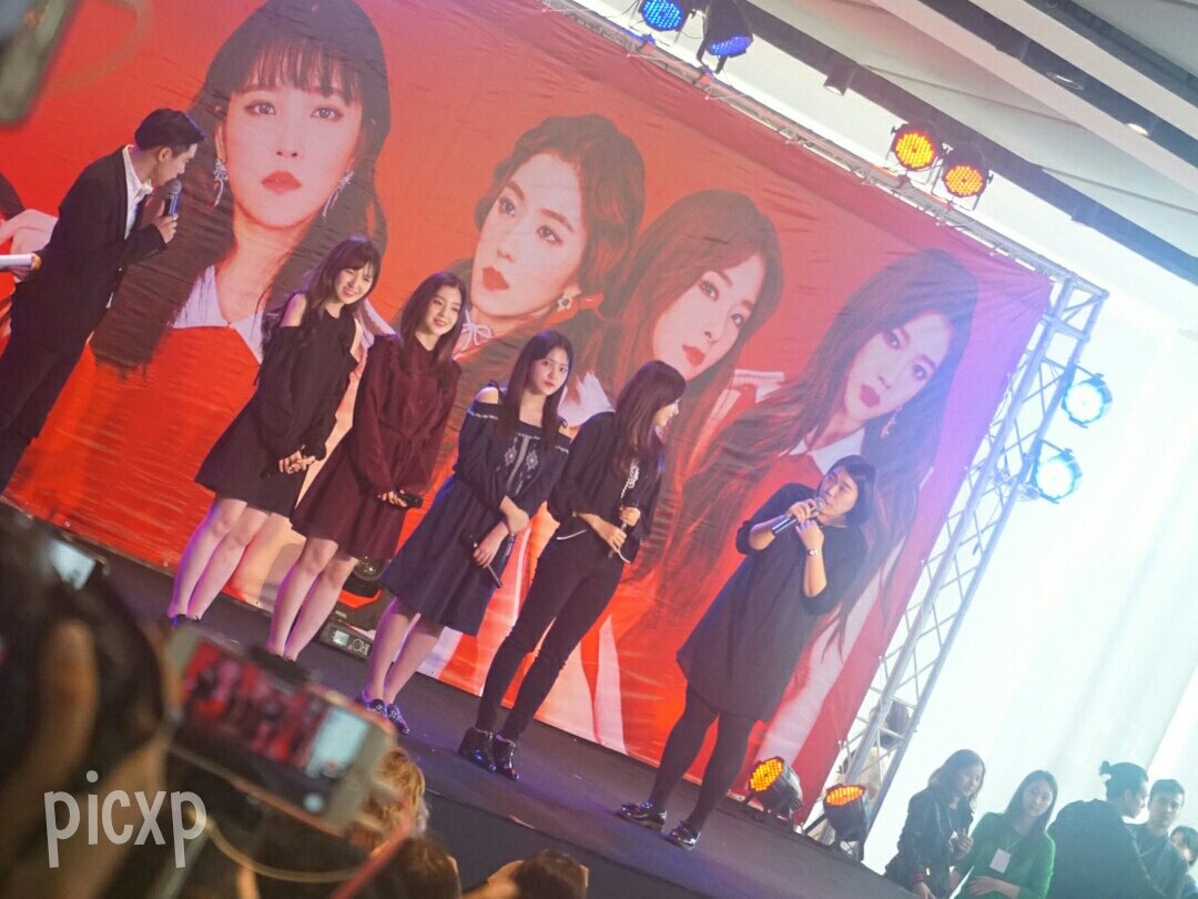 picxp's tweet photo. ฮื้อออ สาวๆน่ารักกันมากๆเลยค่ะ ต้องขอบคุณพี่ๆที่ให้ยืมเก้าอี้ ขอบคุณนะคะฮื้อออ💕💕 #REDVELVET_1st_inBKK https://t.co/lPa0IbtGVJ