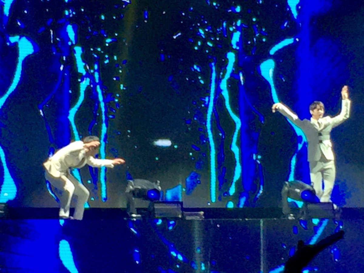 justjulie98's tweet photo. Their dorkiness just makes me love them more ๐ค #SHINeeWorldinLA #SHINeeinLA #shinee https://t.co/BzPXVsyrGi