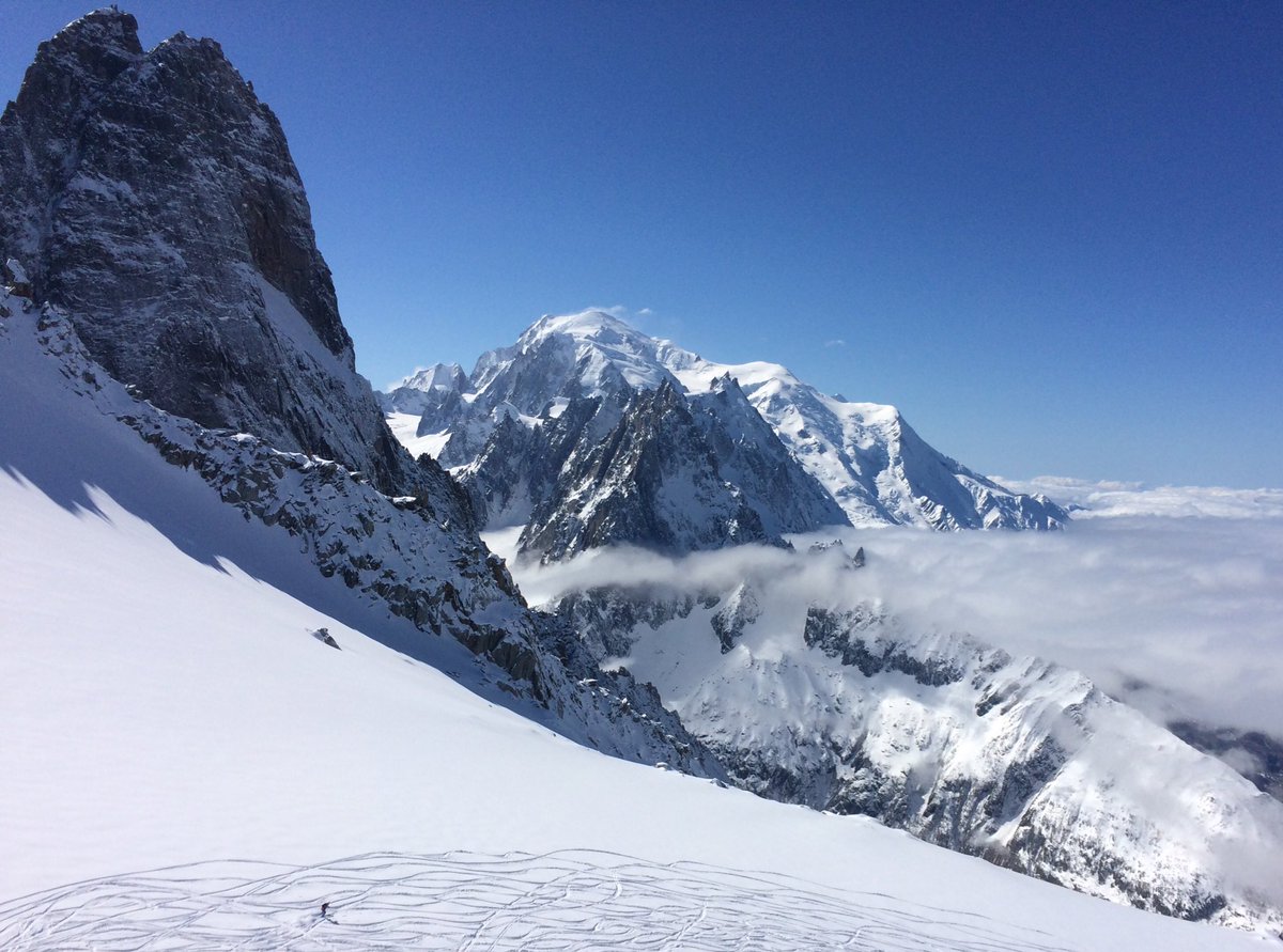 adventurebase's tweet photo. Winter is far from over. A skier carves his way down from Les Grands Montets (3300m) in perfect conditions yesterday #adventurebase https://t.co/4H4FMkfo9N