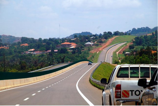 ChimpReports's tweet photo. ENTEBBE EXPRESSWAY: Unveiling Uganda’s Most Beautiful Road https://t.co/3YrDuz1EwJ | By @oworugambo https://t.co/1TteMB08Vd