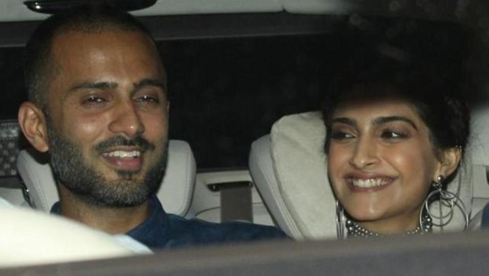 htshowbiz's tweet photo. #SonamKapoo ’s boyfriend #AnandAhuja joins her family in London, see pic https://t.co/CEfbid71rZ https://t.co/mhZDLLT4Im