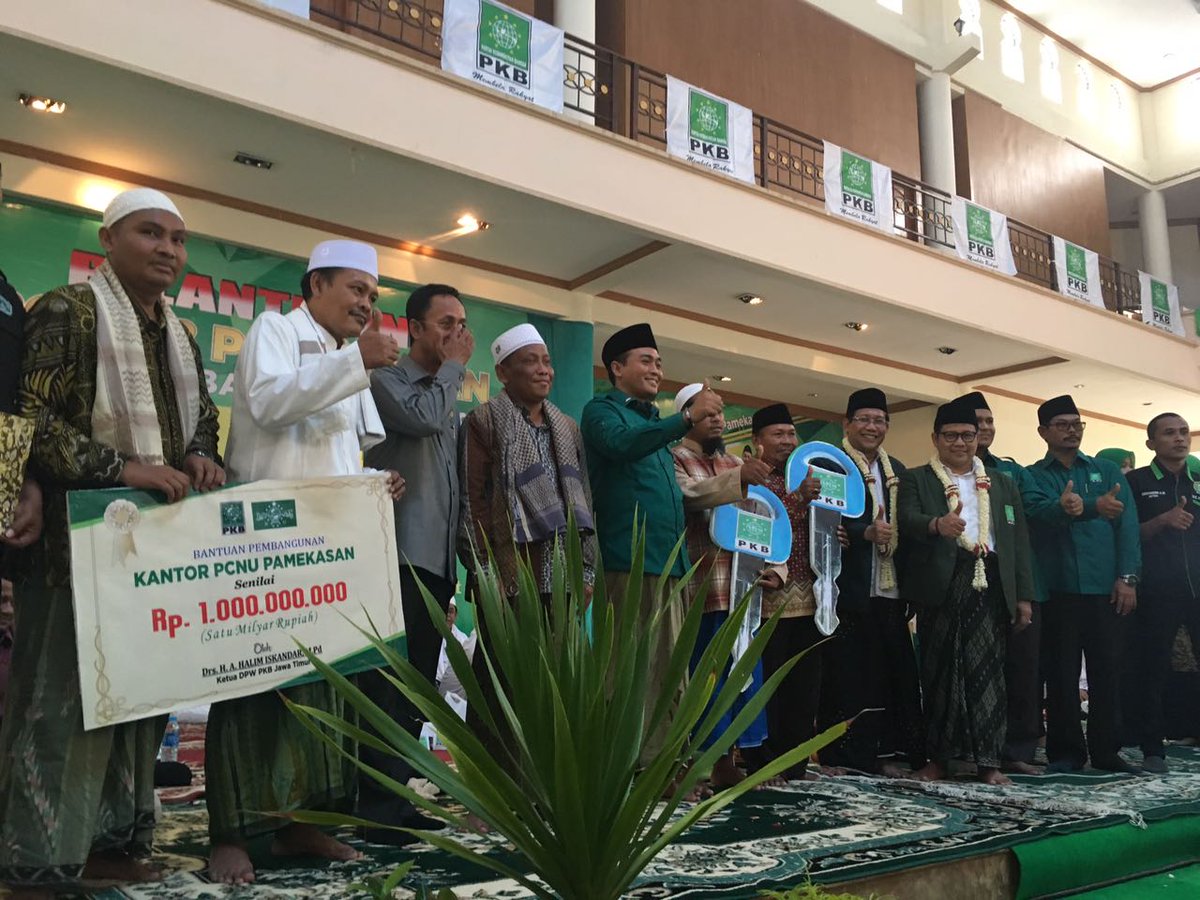 DPP_PKB's tweet photo. Ketua Umum DPP PKB A Muhaimin Iskandar menyerahkan bantuan kpd pengurus PCNU Sumenep. Semoga berkah utk kebutuhan umat. #PKBmembelaRakyat https://t.co/s16q5z4qgr