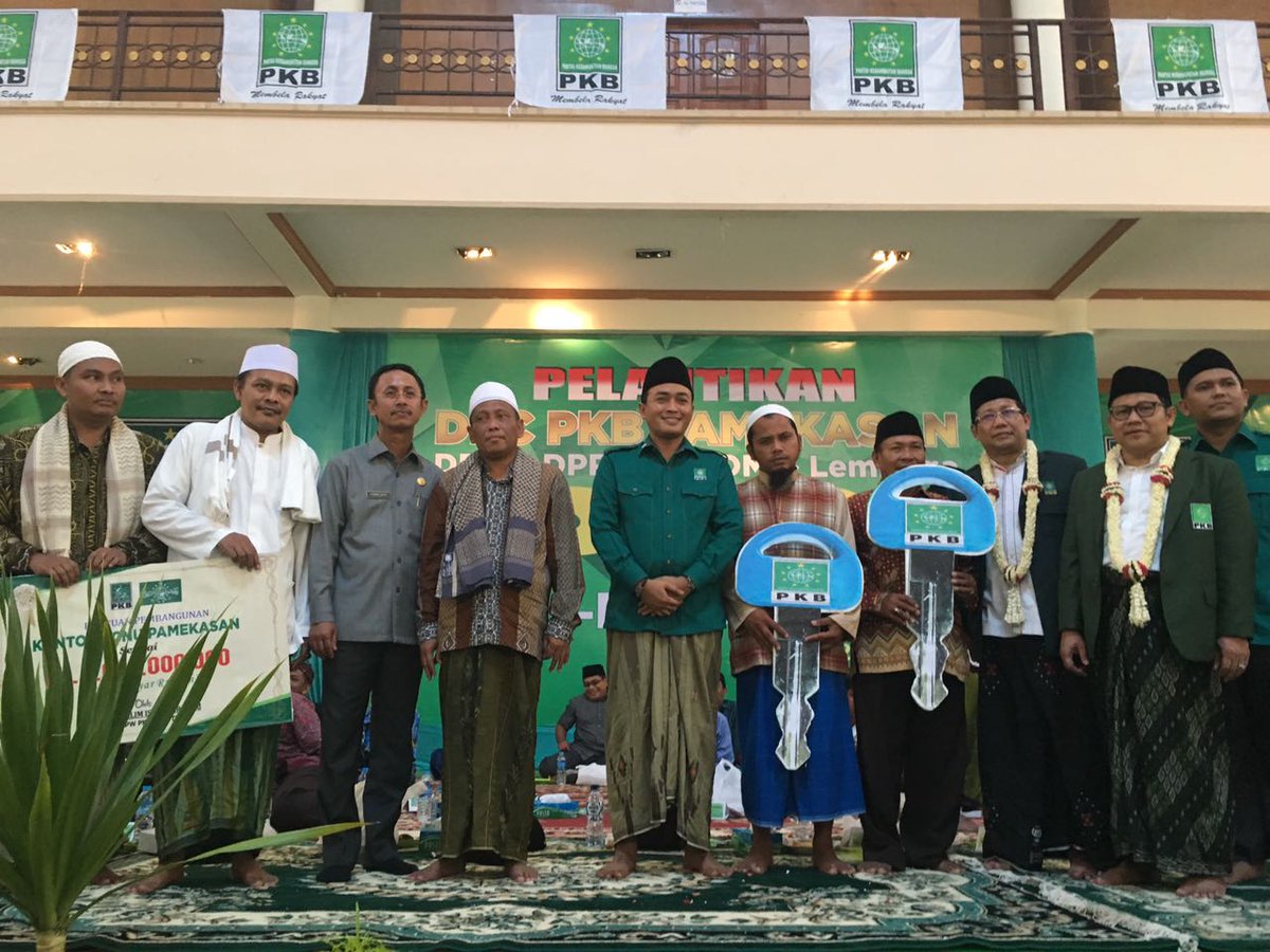 Ketua Umum DPP PKB A Muhaimin Iskandar menyerahkan bantuan kpd pengurus PCNU Sumenep. Semoga berkah utk kebutuhan umat. #PKBmembelaRakyat