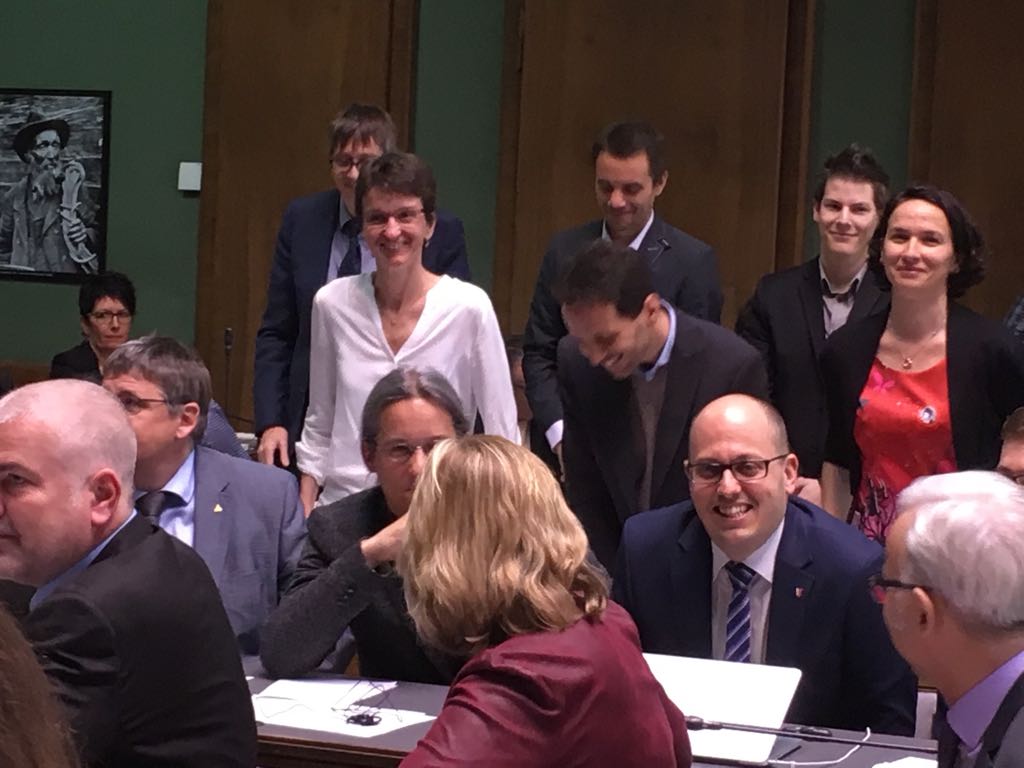 canal9valais's tweet photo. Grande première : Les @vertsvs prêtent serment!
C'est la première fois que le parti a un groupe au Grand Conseil. https://t.co/kTFdN57wRc