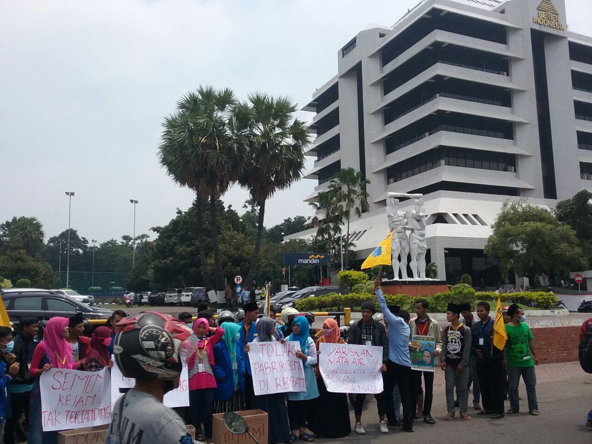 JmppkRembang's tweet photo. Solidaritas dari #Gresik . Tepat di depan Kantor PT Semen Indonesia :) #IbuPatmi #DipasungSemen2 | #Rembang #Lasem #Blora #Grobogan #Pati https://t.co/FpDSyHTDXx
