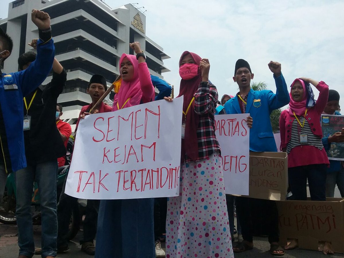 JmppkRembang's tweet photo. Solidaritas dari #Gresik . Tepat di depan Kantor PT Semen Indonesia :) #IbuPatmi #DipasungSemen2 | #Rembang #Lasem #Blora #Grobogan #Pati https://t.co/FpDSyHTDXx