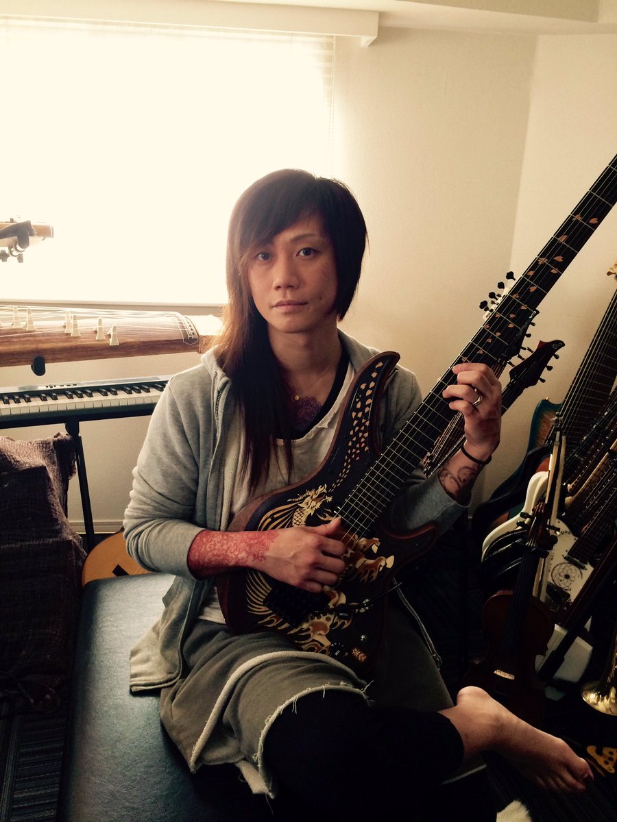 サウンド デザイナー Online Na Twitteri 今月は和楽器バンド Wagakkiband の町屋 さん Shin Machiya の自宅スタジオを取材しました ギター以外にベース 琴 尺八 トランペット バイオリンと あらゆる楽器が用意されていて どれだけマルチなんですか