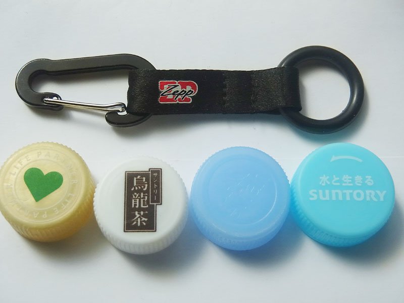 Pirxie ピルクス Zeppでソフトドリンクのペットボトルとともに貰ったカラビナボトルホルダー 昔は首からぶら下げるネックストラップだったらしい ペットボトルを押さえずにジャンプしたら大変な事になりそう それにしても うちにあるペットボトルの