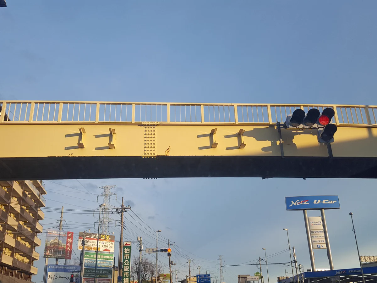 何か歩道橋がゴゴゴゴと音を立ててるけど？ｗｗｗ