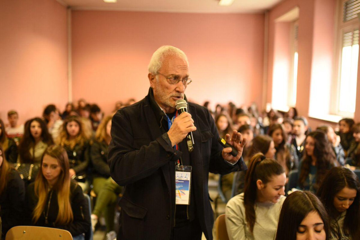 generazionifest's tweet photo. “Stiamo sui social pensando che sia gratis, ma paghiamo con i nostri dati personali.”
@MarcoStancati e i ragazzi del #generazionifest! https://t.co/gBMle32KtC