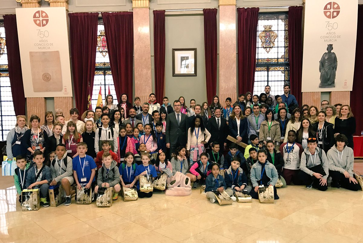 Ballesta_Murcia's tweet photo. Escolares de Murcia, Grecia y Gales participan en el proyecto educativo europeo 'Learning and teaching: aprender y pensar juntos'.👧🏽👦🏼👱🏽‍♀️📚 https://t.co/R758oU0wDL