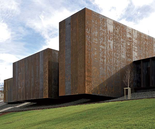 La renaissance du brutalisme dans le #design et l'#archi. ow.ly/t7il30ahRUi