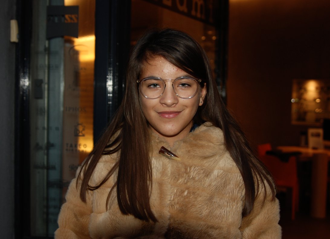 Azami_optiek's tweet photo. This beautiful young girl definitaly has a good taste. She wearing a modern #Mykita. #love #glasses @mykita #Azami #fashion #style #outfit https://t.co/cN5voce8x1