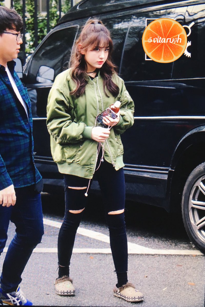 vitarush_'s tweet photo. 170327 불후의 명곡 출근
울 솜랑둥 ㅠ 
#소미 #전소미 #somi https://t.co/WqpbgdJ9cC