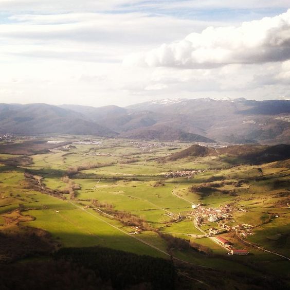 VisitNavarra's tweet photo. La verde comarca de Sakana... ¿Todavía no la conoces? https://t.co/pXJv1KGJ5I #Navarra (By @nrqmrgldy / Instagram) @sakana_eus #Nafarroa https://t.co/f3rFrSbIUo