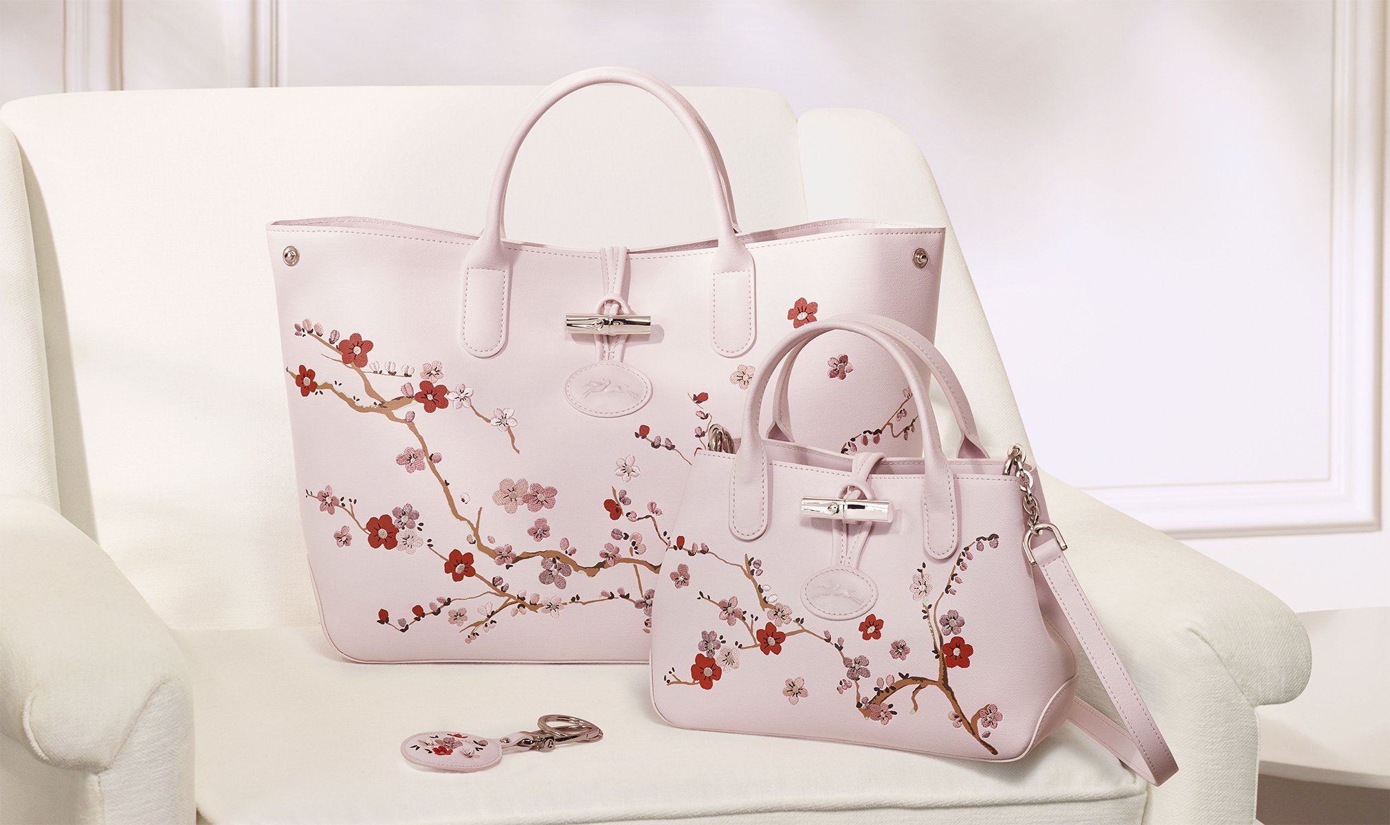 Longchamp on X Petals of cherry blossoms float through the air to gently fall upon the Roseau Sakura. RoseauSakura https t 30k95md6U6 https t 7sEV766Ih7 X