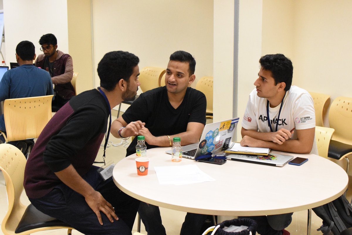 MUDCHappyHack's tweet photo. Brainstorming. #Ideas #HappyHackathon https://t.co/UtZ3k43dJB